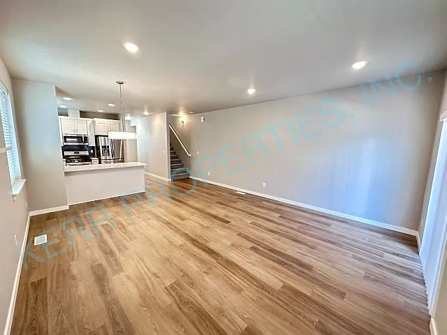 Charming 3-Bedroom Townhouse with 2.5 Baths and Spacious Living Area in Portland! — Photo 3