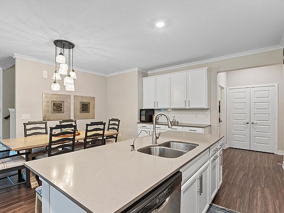 3rd image of 4954 E Amesbury Pl