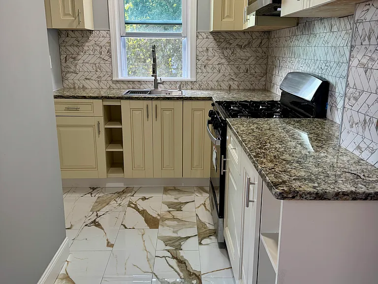 45-47 Lombard St #2 — Photo 4