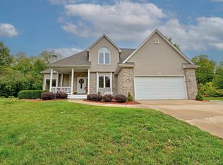 907 Whispering Oak Dr, Midland, MI 48642