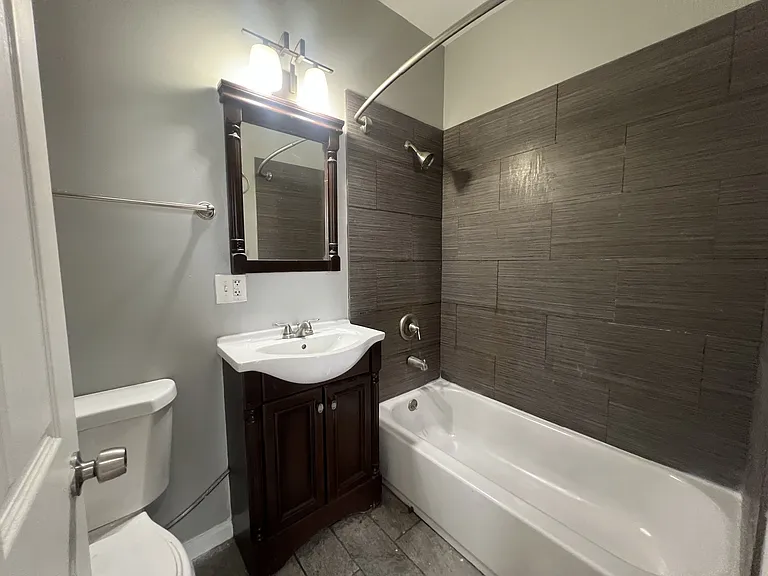 1919 S Racine Ave #3R — Photo 5