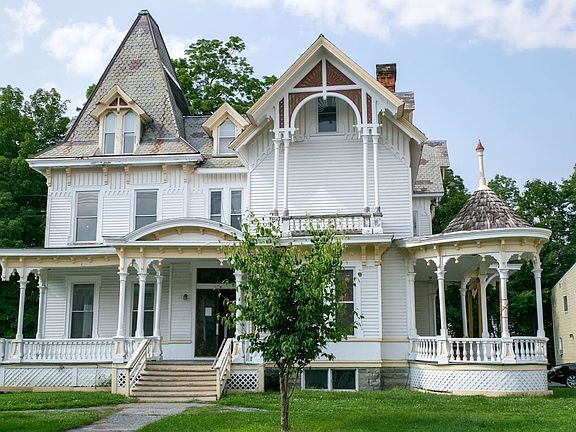 4th image of 324 Pleasant St #9