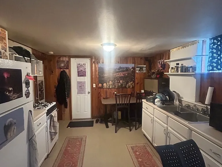 305 Scott Ave #C — Photo 2