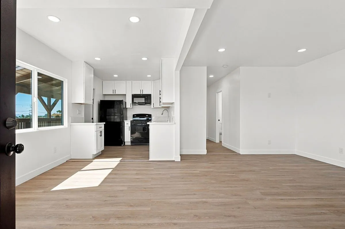 2 bed, 1.0 bath, 860 sqft, $3,200 — Photo 3