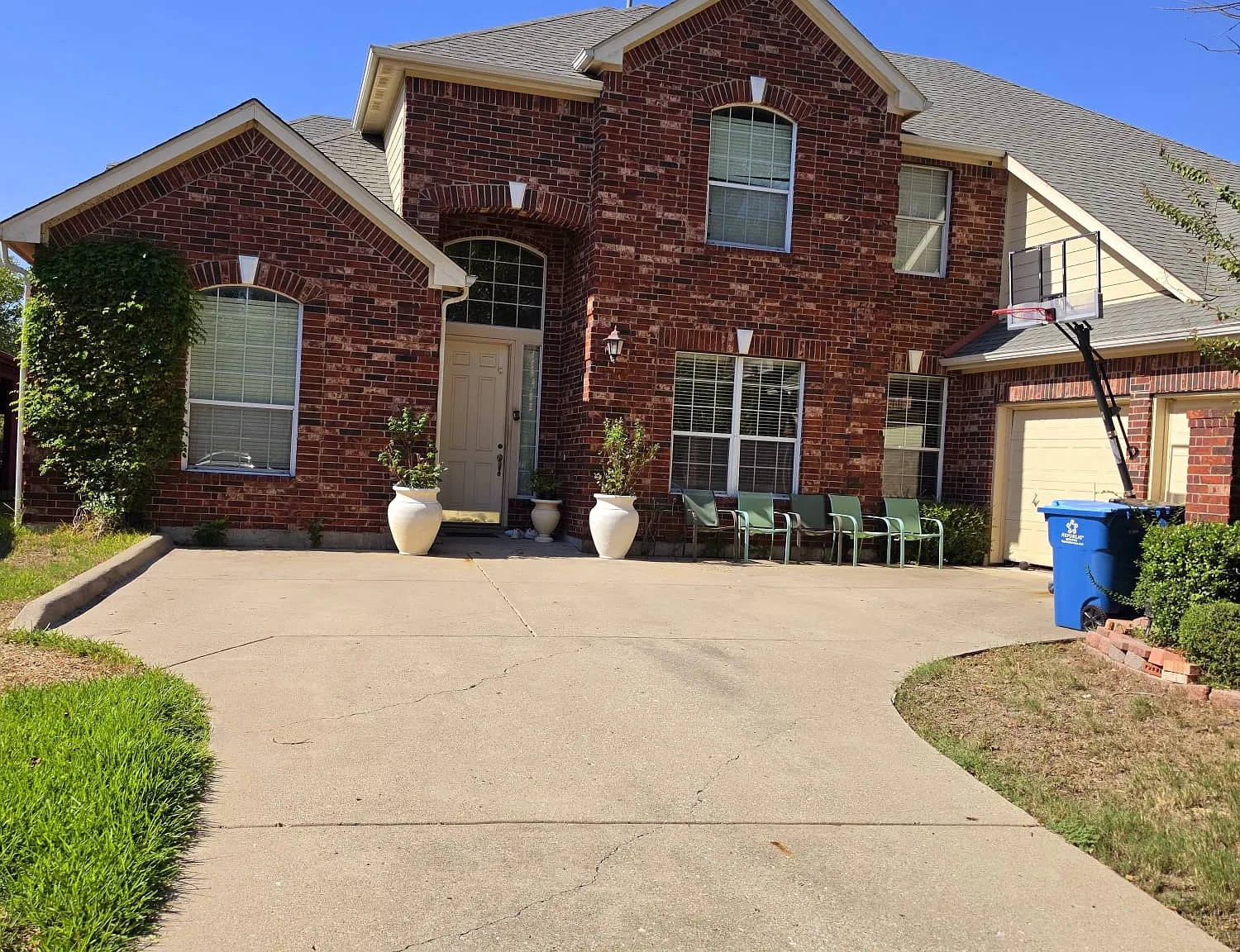 4 bed, 3914 sqft, $4,299 — Photo 1