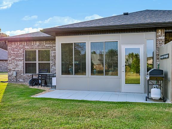 3rd image of 384 Turnberry Ct