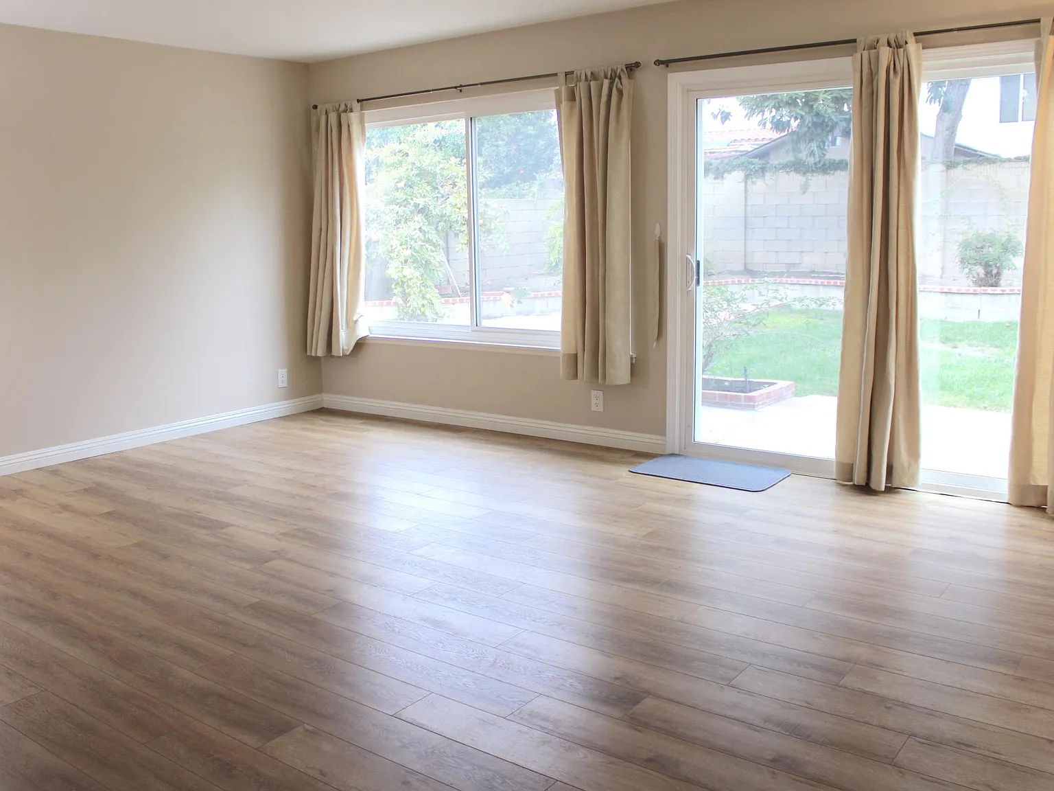 4 bed, 2344 sqft, $5,200 — Photo 2