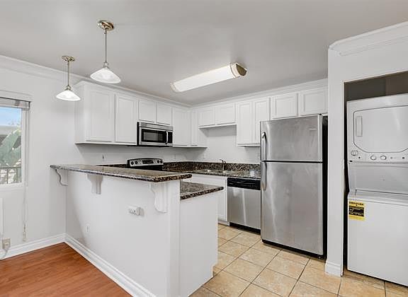 5th image of 800 N Mollison Ave N #36