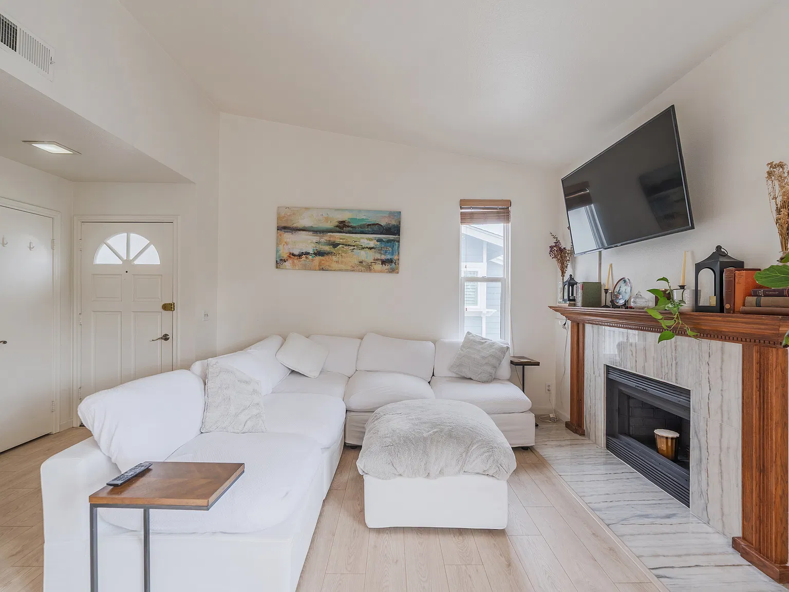 2 bed, 916 sqft, $3,700 — Photo 2