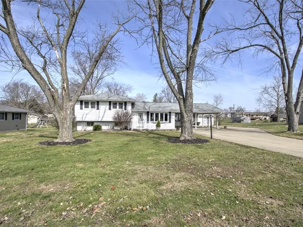300 South Dr, Mount Zion, IL 62549
