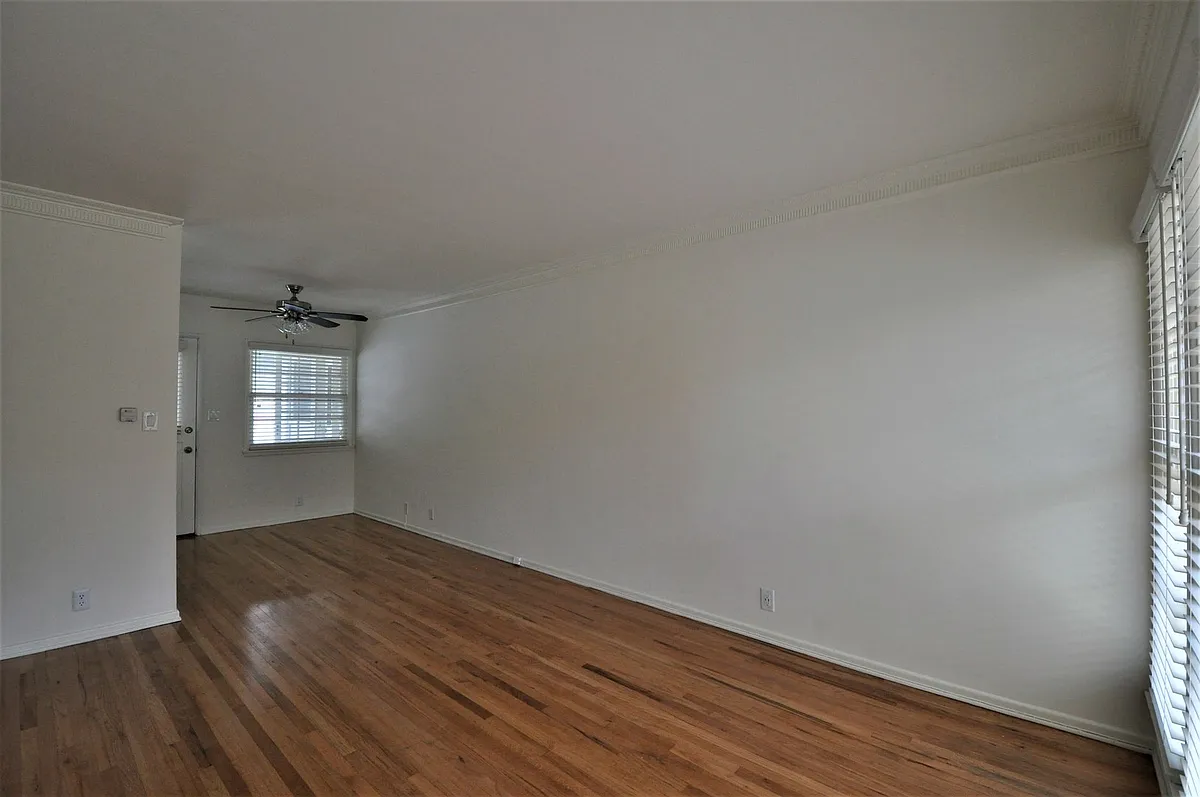 Building Photo - 1213