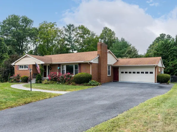810 Fairway Dr, Waynesboro, VA 22980