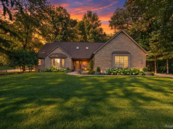 2236 Quiet Valley Trl, Brighton, MI 48114