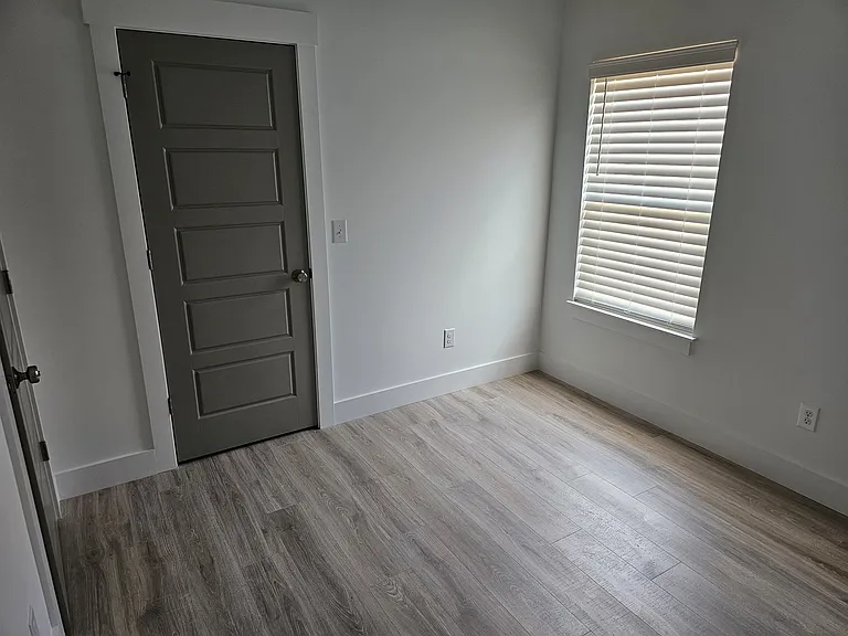 225 Essex Dr — Photo 6