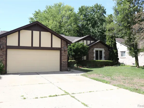 2800 Ranieri Dr, Troy, MI 48085