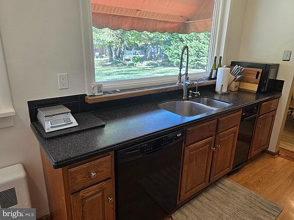 2nd image of 1906 Colonial Rd