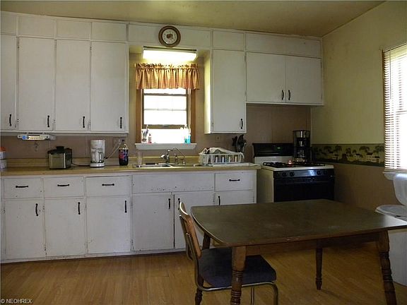 5th image of 788 Huron St