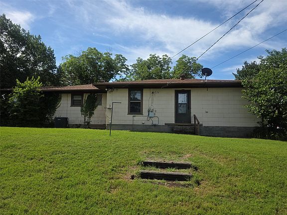 5th image of 1213 Hillcrest Dr