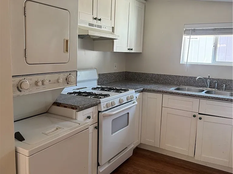3034 E Del Mar Blvd — Photo 2
