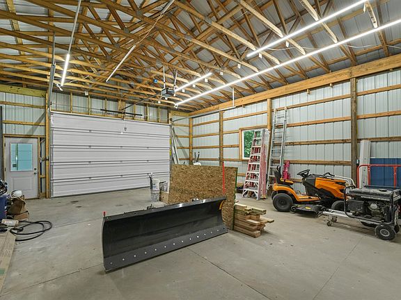 2nd image of 802 E Surrey Rd