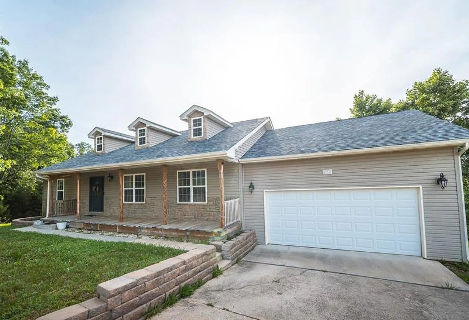 6 bedroom 3 bath with theater and so much more! — Photo 1