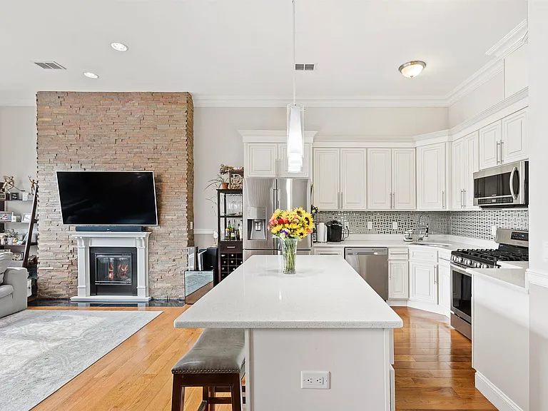 305 New York Ave #2 — Photo 2