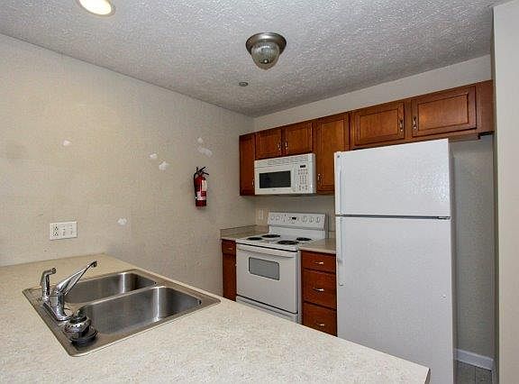 4th image of 1640 Golf Club Ln