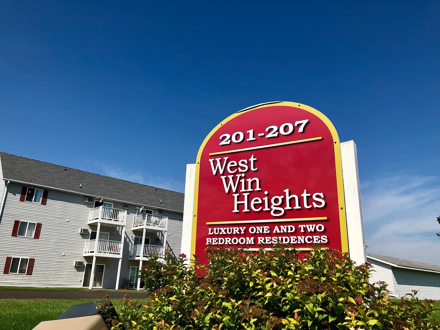 201 - 207 West Win Heights — Photo 2