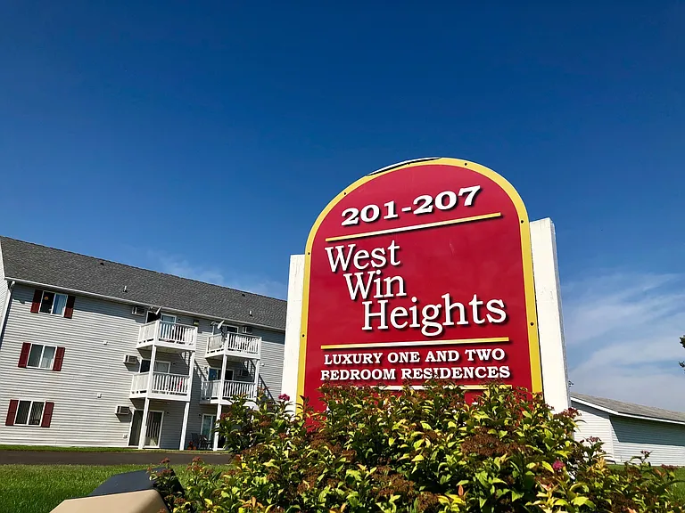201 - 207 West Win Heights — Photo 2