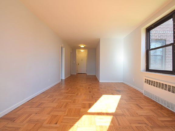 Drake House - Living Room - 197-02H