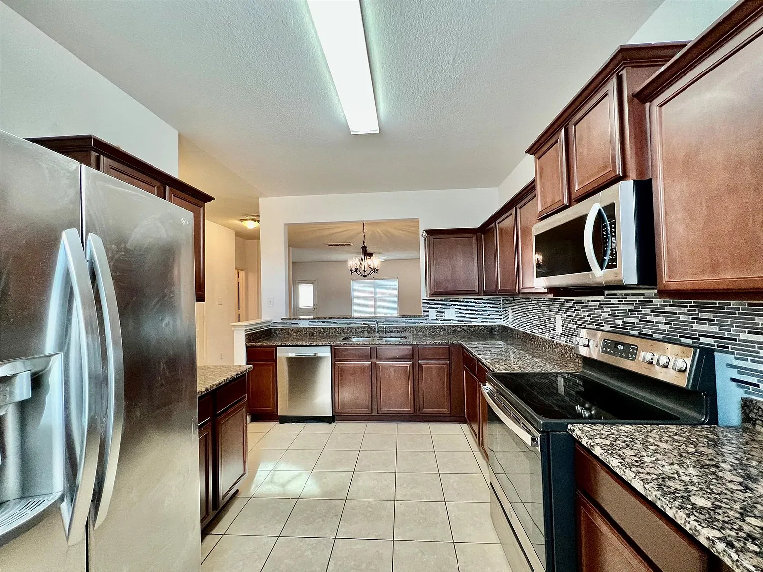 5 bed, 2.5 bath, 2657 sqft, $2,400 — Photo 4