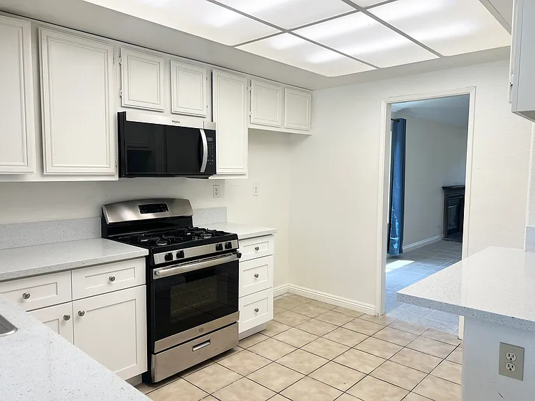 1084 E Evans St — Photo 7