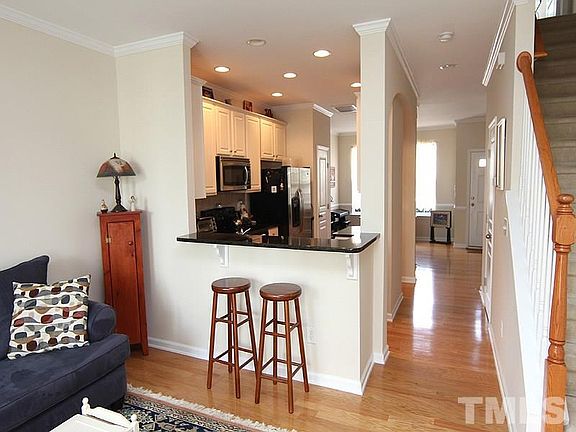 5th image of 110 Cedar Elm Rd