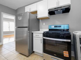 7556-58 S. Calumet Ave. / 320-28 E 76th St.