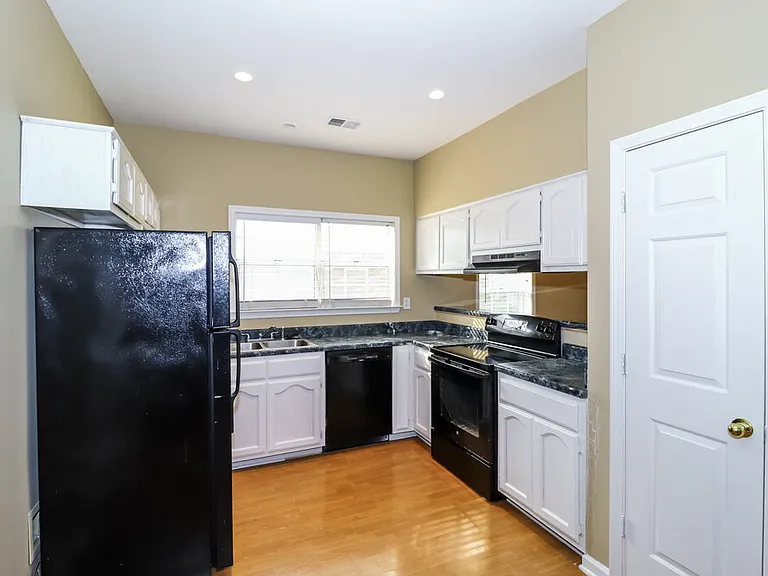 8170 Timber Knoll Ln — Photo 6