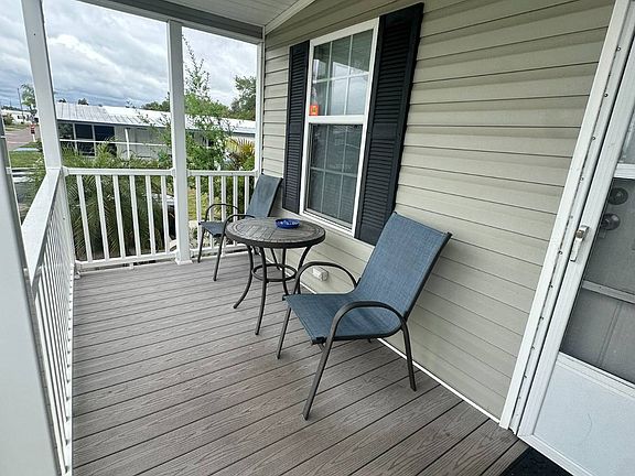 4th image of 10361 Bay St NE