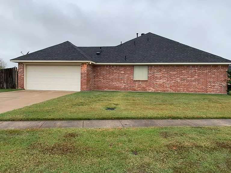 1201 Quincy Dr — Photo 2