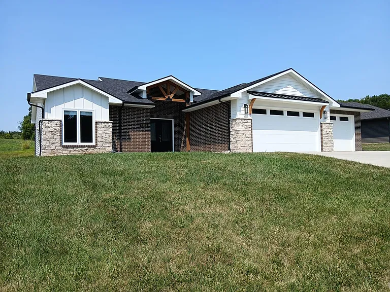 1325 Summerfield Dr — Photo 2