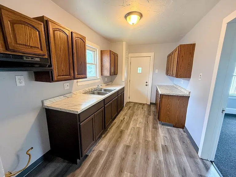 748 Hudson Ave — Photo 4