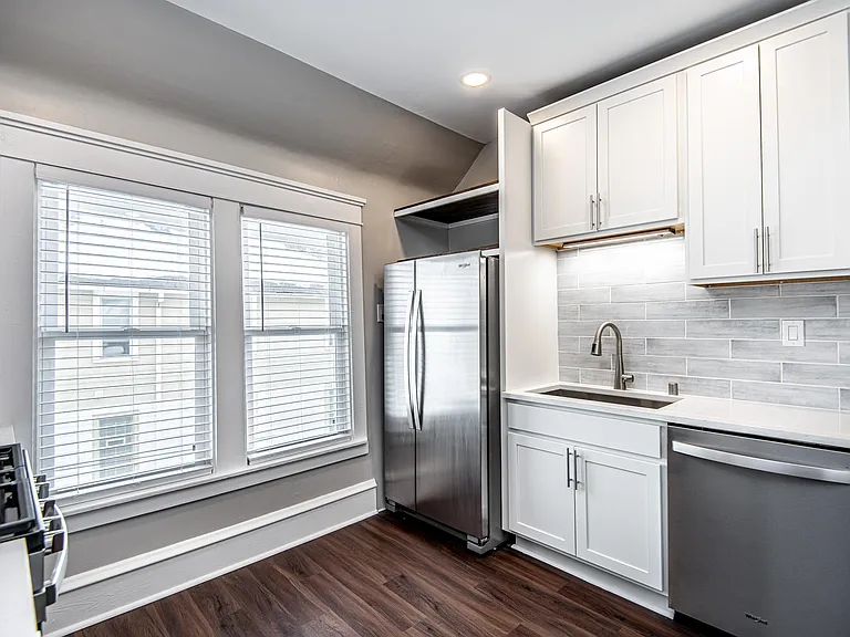 1028 E Pearson St — Photo 2