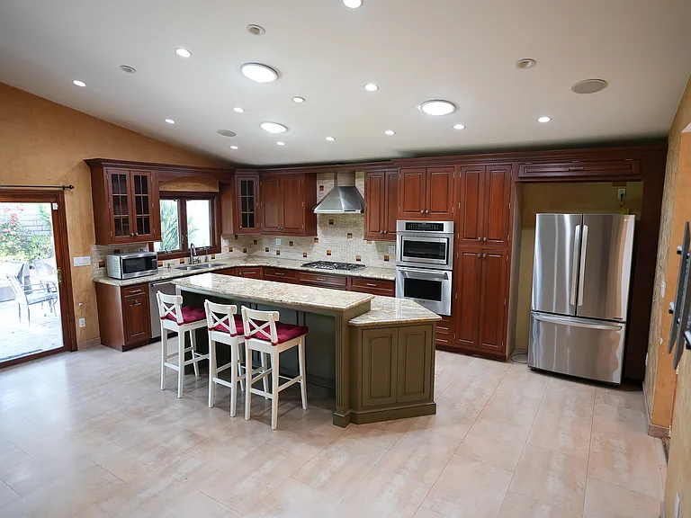 18129 Hatteras St — Photo 5