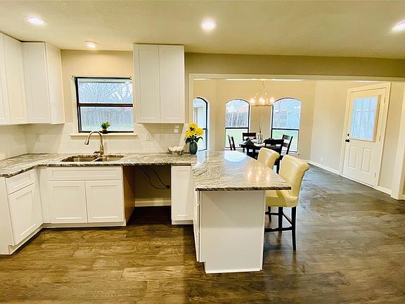 5th image of 401 Oakwood Cir