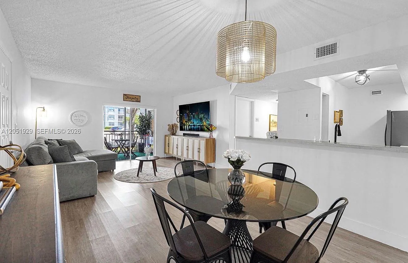 2 bed, 1113 sqft, $2,300 — Photo 2