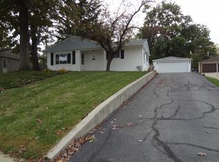 8 Aspen Ln, Carpentersville, IL 60110