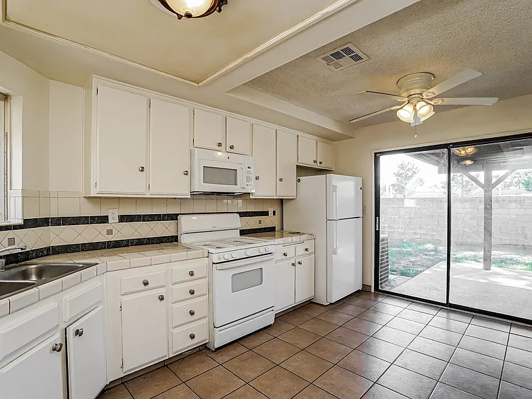 1138 E Avenue R7 — Photo 4