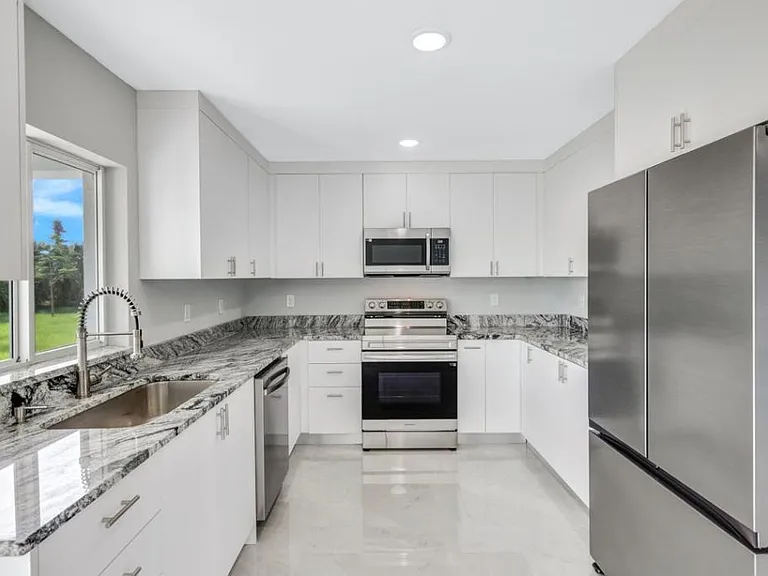 23 NE 16th Pl — Photo 7