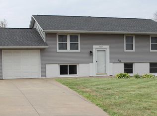 3004 Stratford Ln SW, Cedar Rapids, IA 52404