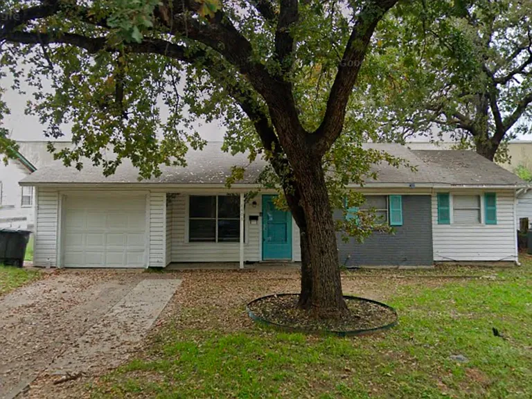 4409 Kings Cir N — Photo 1