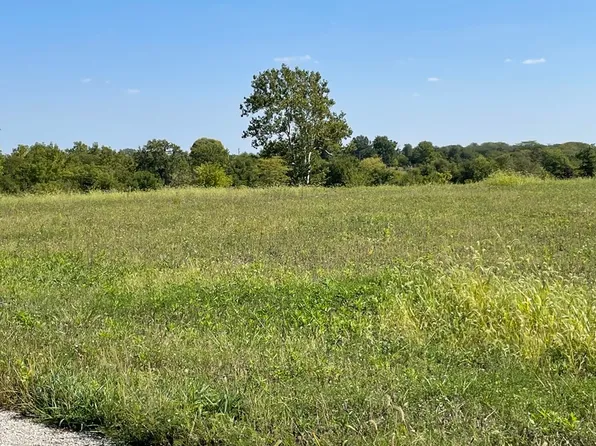 9 Armsworth Estates Rd, Monticello, IL 61856