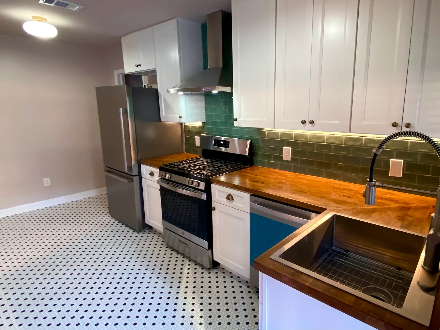 320 W Daisy L Gatson Bates Dr — Photo 2